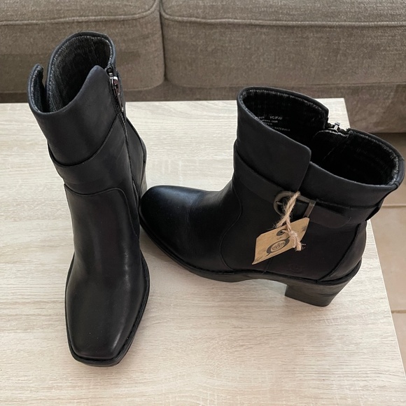 New with tag BORN boots - Picture 1 of 1